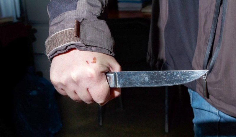 В Акбулакском районе мужчина нанёс односельчанину удар ножом в область груди
